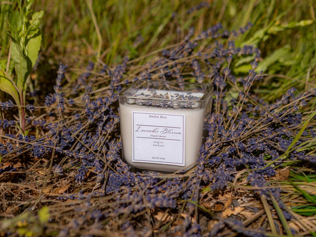 Infographic comparing therapeutic aromatherapy candles vs. synthetic fragrance candles: ingredients, health impacts, and sourcing transparency