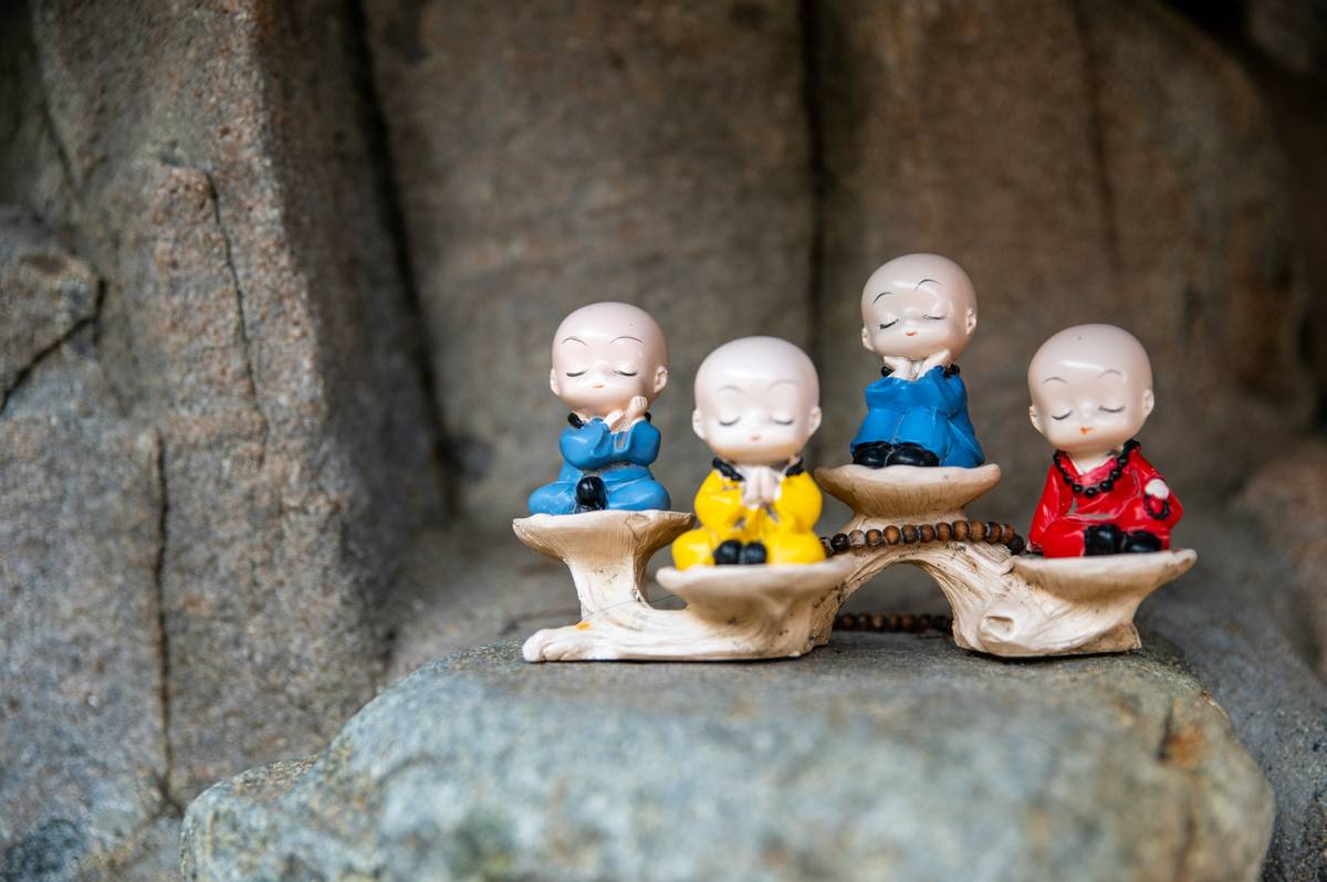 Wellness Candles with Crystals: How to Market & Sell Them Like a Mindful Mogul