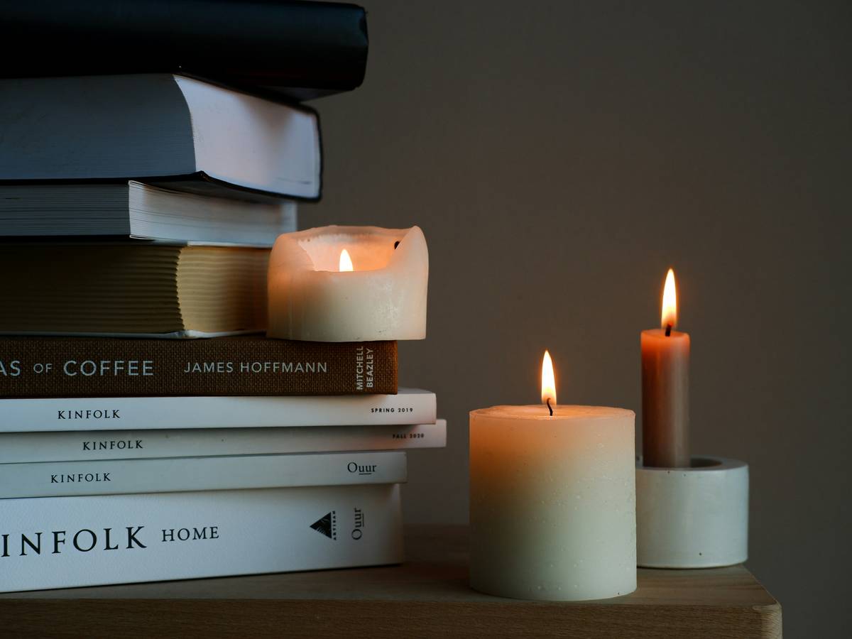 Bar chart showing 2023 global aromatherapy market value at $15.9B, with candles representing 42% of segment sales. Source: Grand View Research.