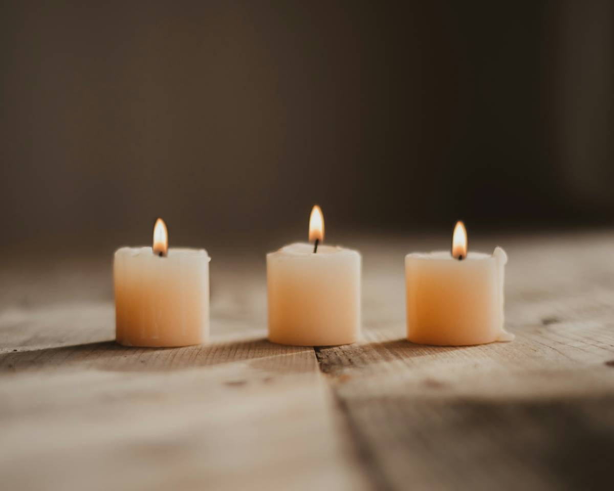 Infographic showing how Wellness by Ari Candles uses online education to convert visitors: free scent guide → email nurture → live workshop → loyal customer