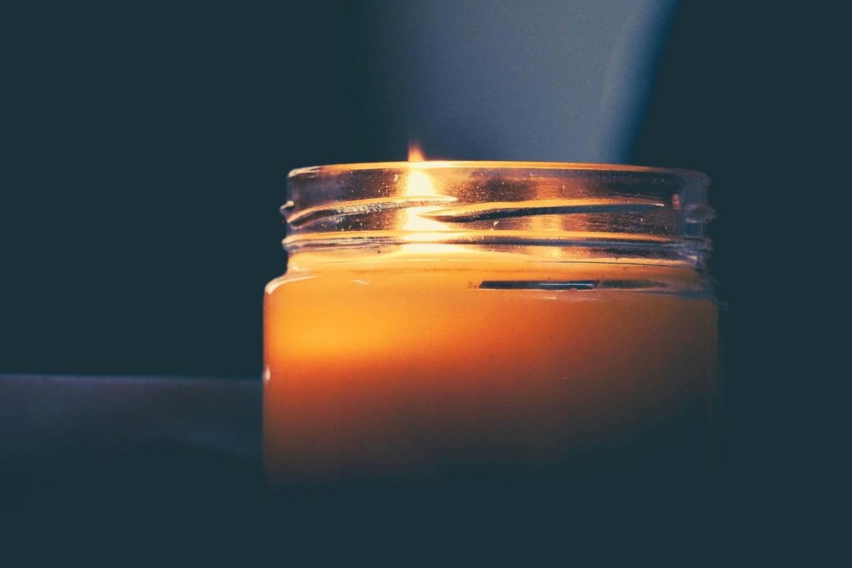 Infographic showing how 20 minutes of focused relaxation with aromatherapy candles lowers cortisol by 27% based on 2023 clinical data